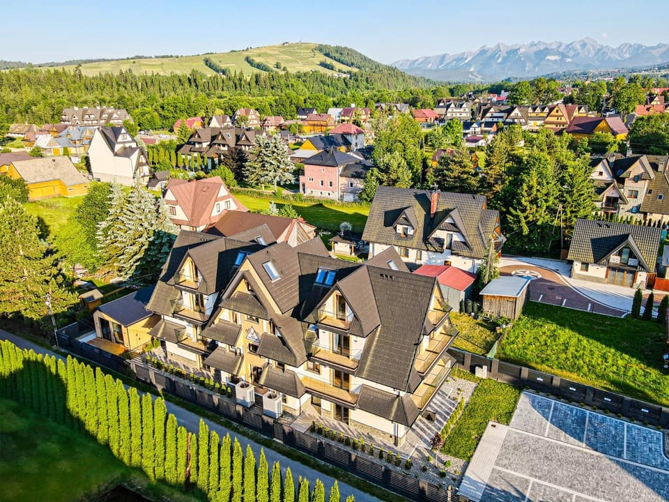 Property building, Nearby landmark, Day, Neighbourhood, Natural landscape, Bird's eye view, City view, Mountain view
