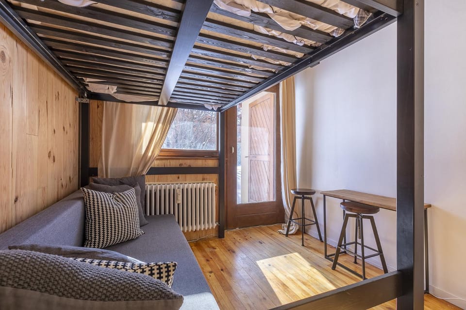 Bed, Living room, Photo of the whole room, Seating area