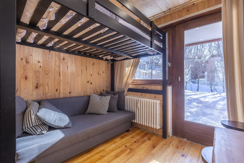 Bed, Winter, Living room, Seating area