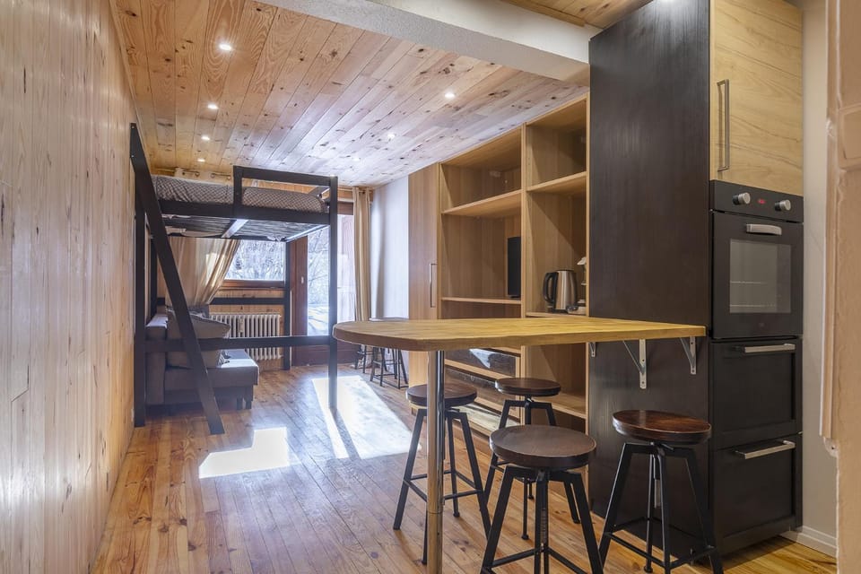 Kitchen or kitchenette, Living room, Seating area, Dining area, oven, wardrobe