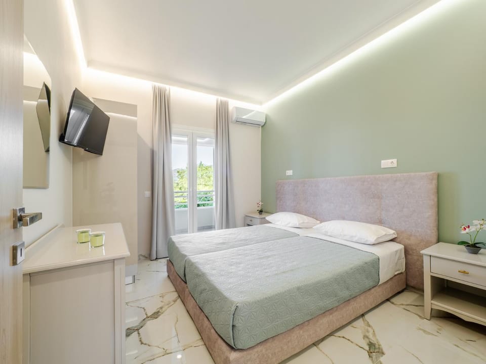 Bed, TV and multimedia, Bedroom, towels