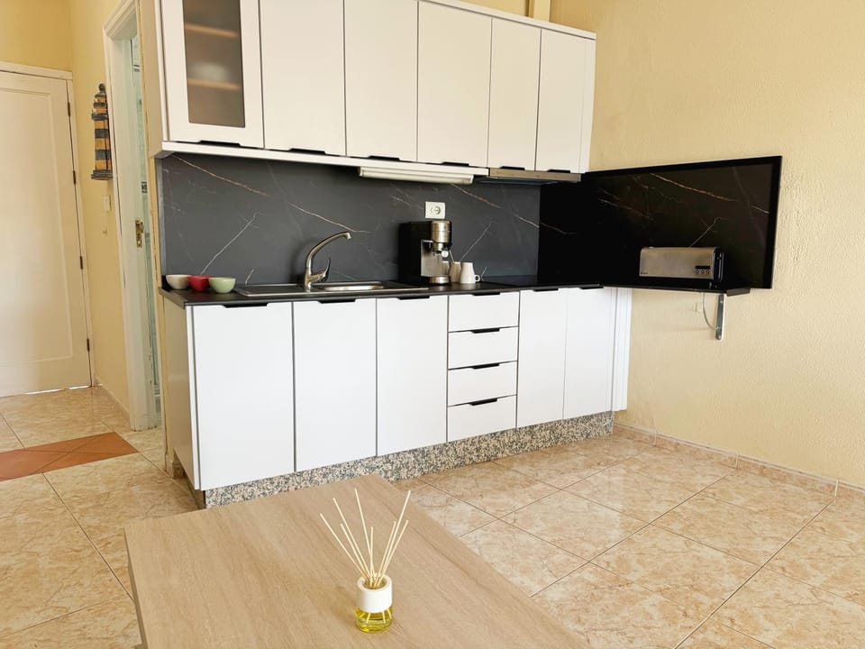 Coffee/tea facilities, stove, toaster, kitchen