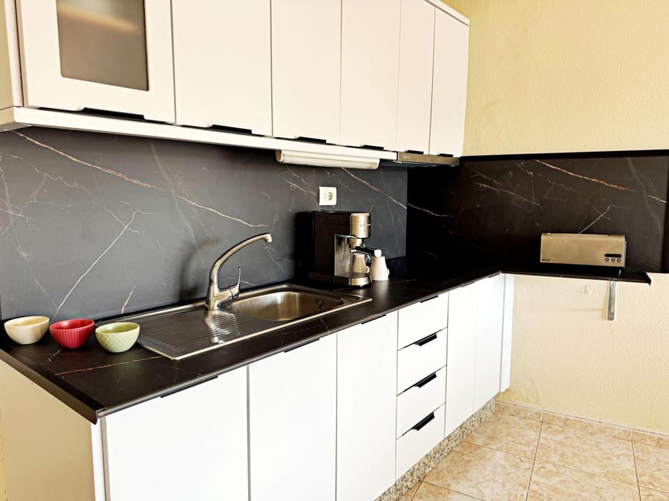 Coffee/tea facilities, stove, toaster, kitchen