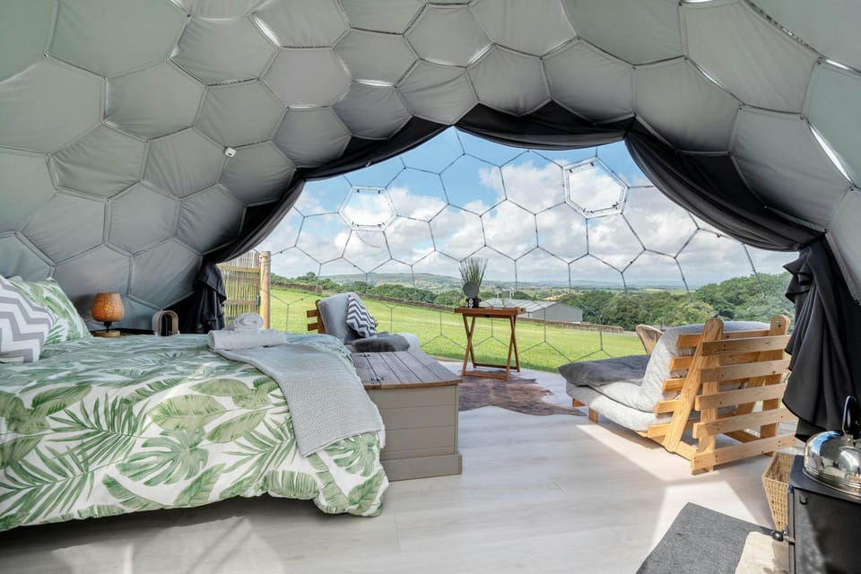 Deerstone Glamping-Ingleborough hill dome-Hot Tub Luxury tent in Pendle District