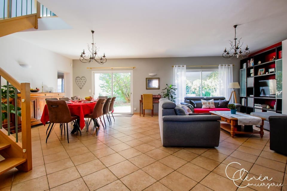 TV and multimedia, Living room, Dining area, air conditioner