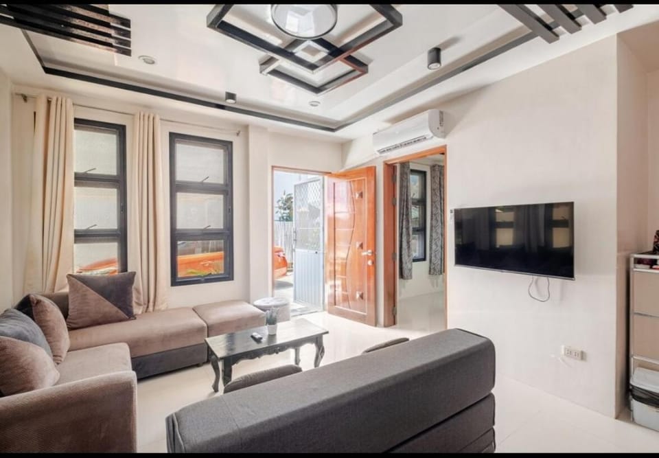 TV and multimedia, Living room, Seating area, Evening entertainment, air conditioner