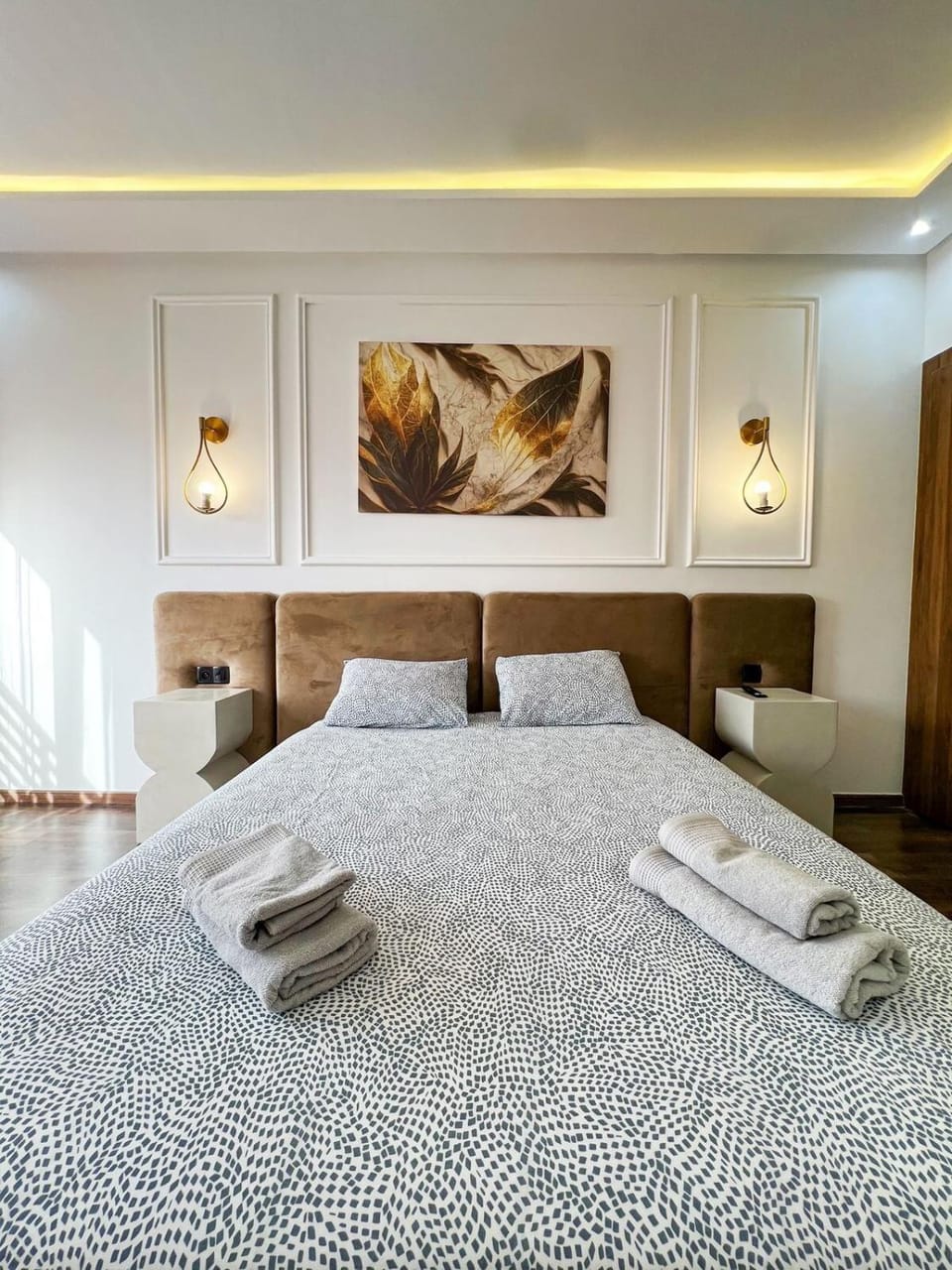 Bed, Photo of the whole room, Bedroom, towels