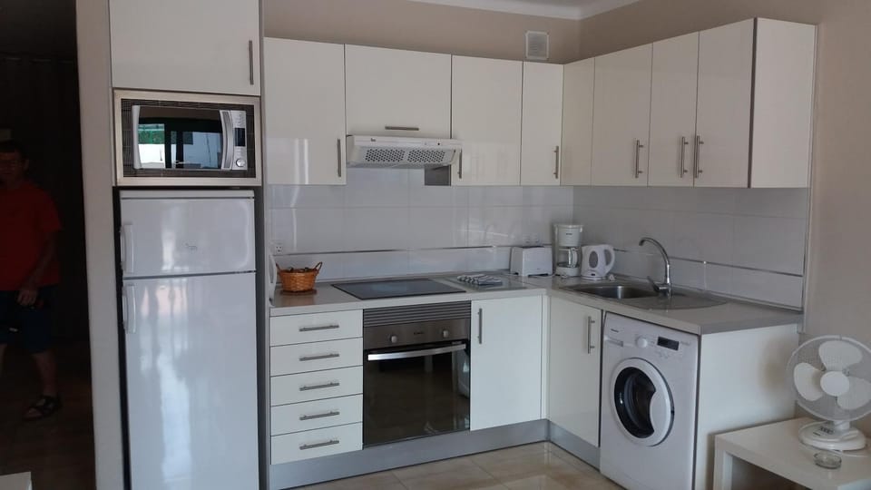 Coffee/tea facilities, Kitchen or kitchenette, oven, stove, washing machine