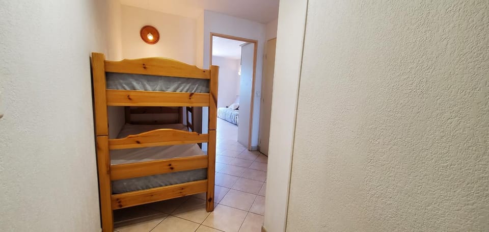 LE CAPITOLE Vue mer Studio cabine 27m2 les pieds dans leau 2 adultes 2 enfants clim et garage Cabin in Fréjus