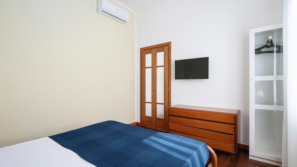 Bed, TV and multimedia, Photo of the whole room, Evening entertainment, Bedroom, air conditioner
