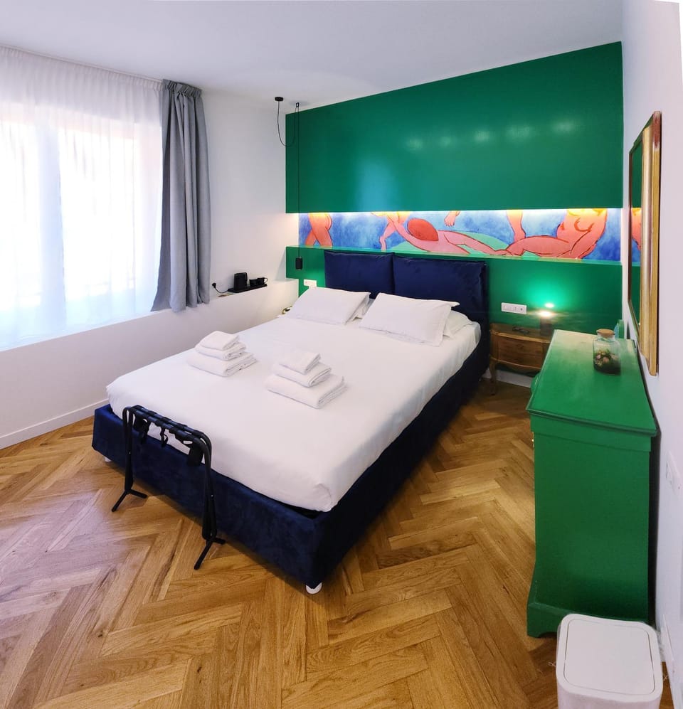 Bed, Bedroom, towels