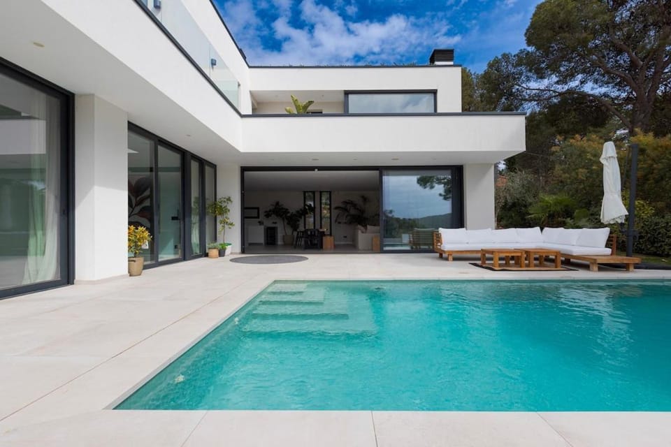 Property building, Patio, Day, Living room, Dining area, Pool view, Swimming pool, sunbed, kitchen