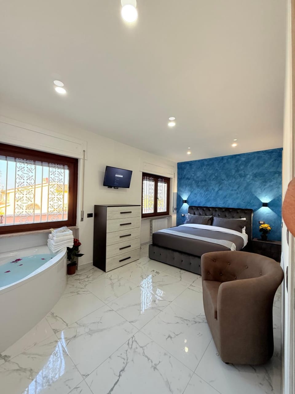 TV and multimedia, Photo of the whole room, Bedroom, Bath