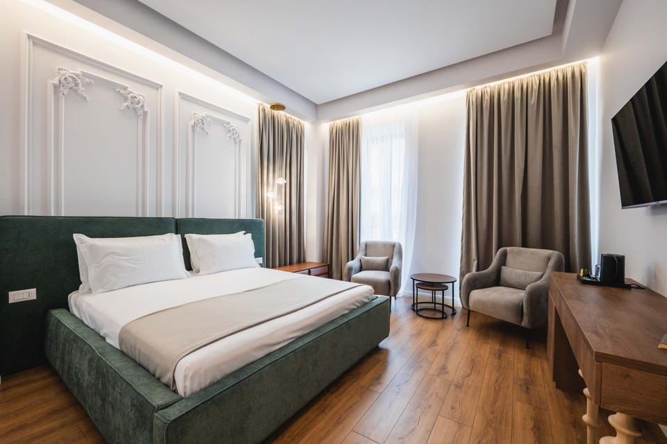 Bed, Seating area, Bedroom