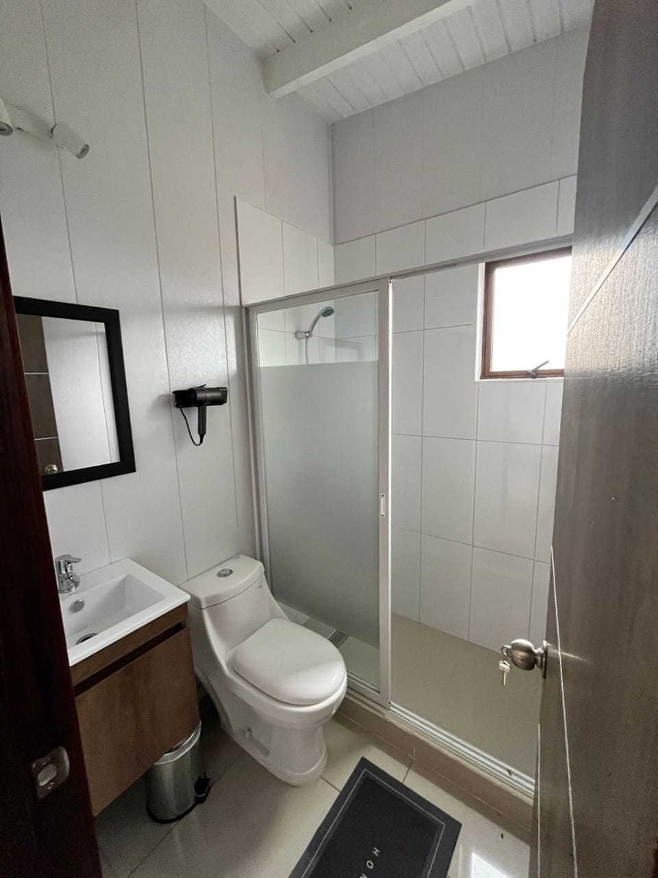 Shower, Toilet, Bathroom, towels