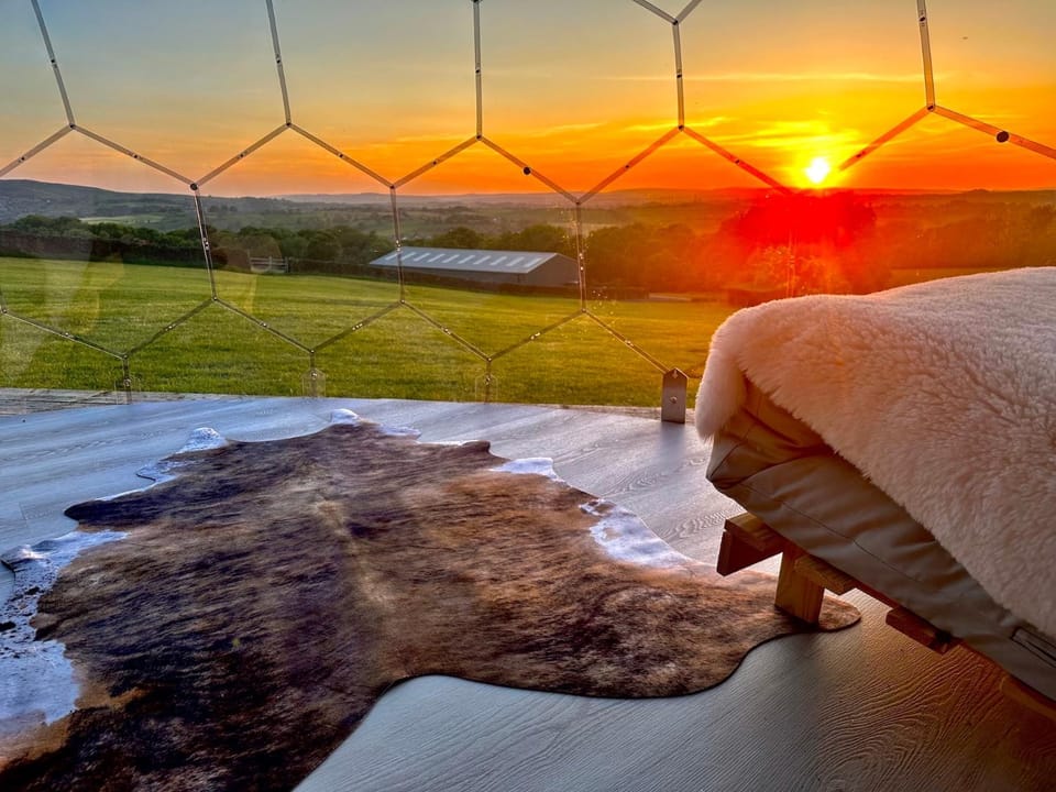 Deerstone Glamping-Weets Hill dome with Hot tub Luxury tent in Pendle District
