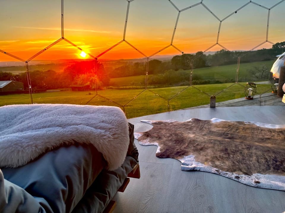 Deerstone Glamping-Weets Hill dome with Hot tub Luxury tent in Pendle District
