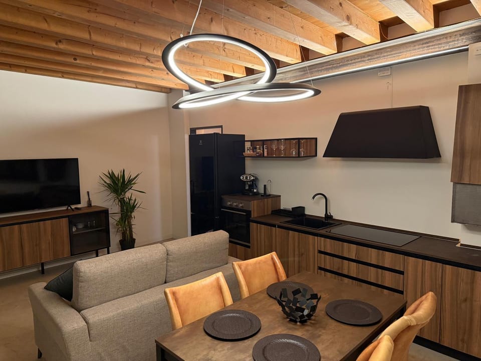 TV and multimedia, Kitchen or kitchenette, Living room, Seating area, Dining area