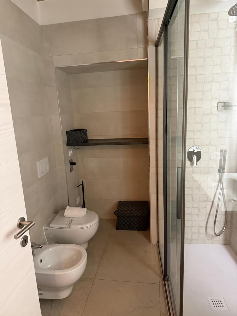 Shower, Toilet, Bathroom, bidet, towels
