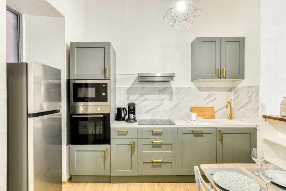 Kitchen or kitchenette, dishwasher, oven, stove