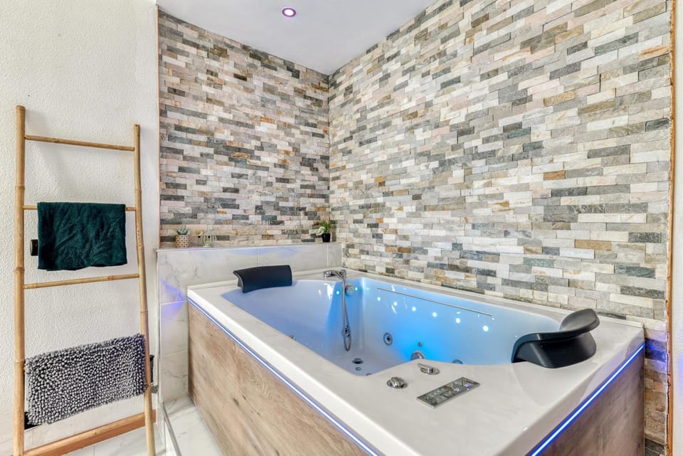 Hot Tub, Hot Tub