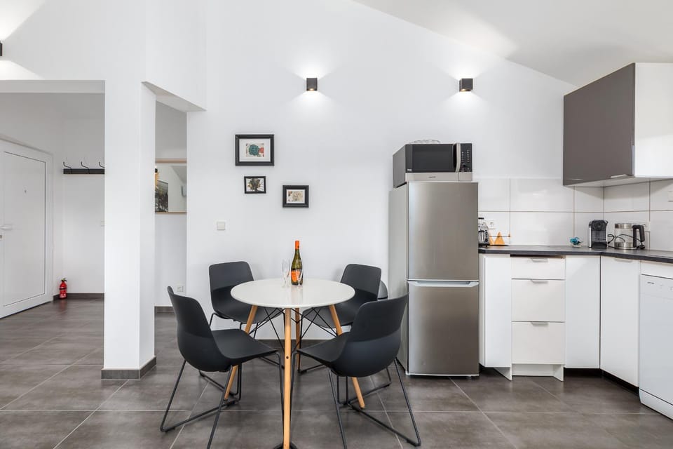 Coffee/tea facilities, Kitchen or kitchenette, Seating area, Dining area, dishwasher, stove, toaster