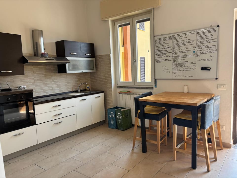 Kitchen or kitchenette, internet, oven
