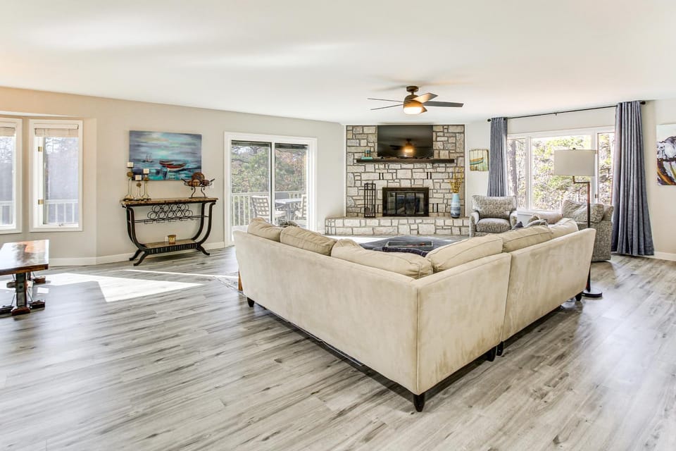 Waterfront Lake Coronado Home w/ Deck & Views House in Arkansas