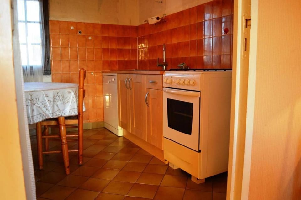 Kitchen or kitchenette, oven, stove
