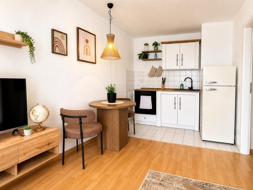 Kitchen or kitchenette, Dining area, oven, stove
