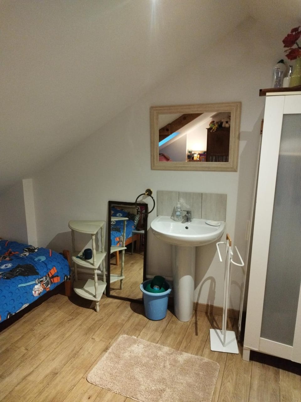 Photo of the whole room, Bedroom