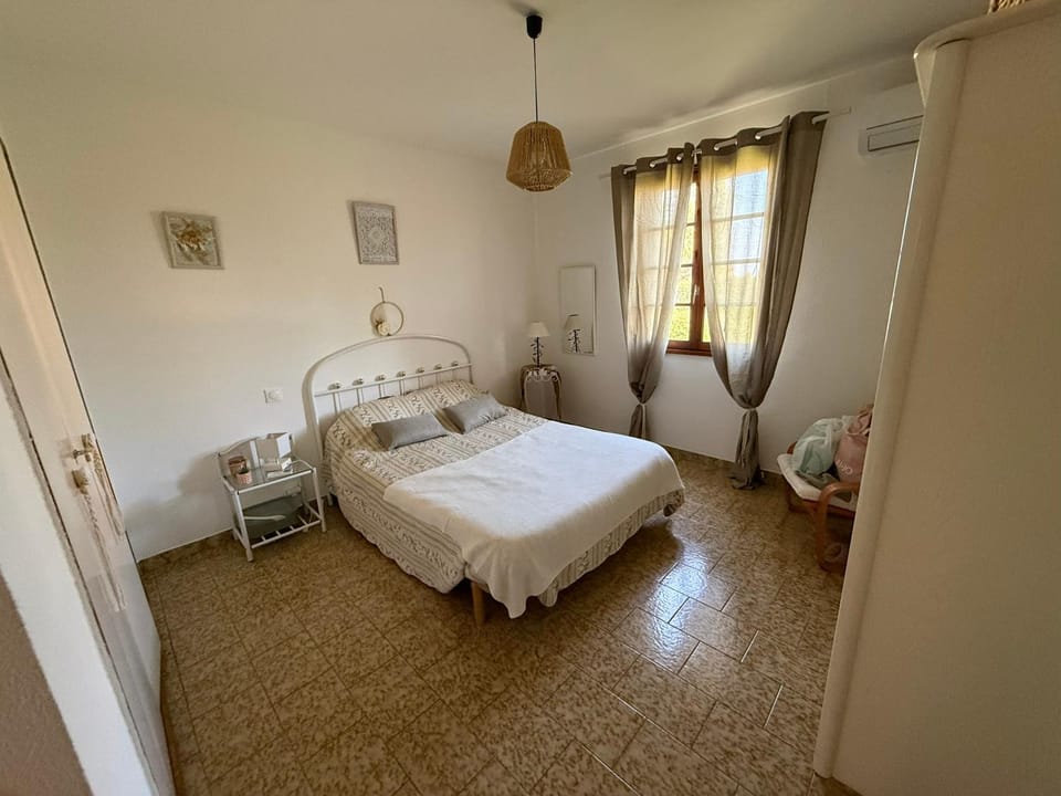 Photo of the whole room, Bedroom
