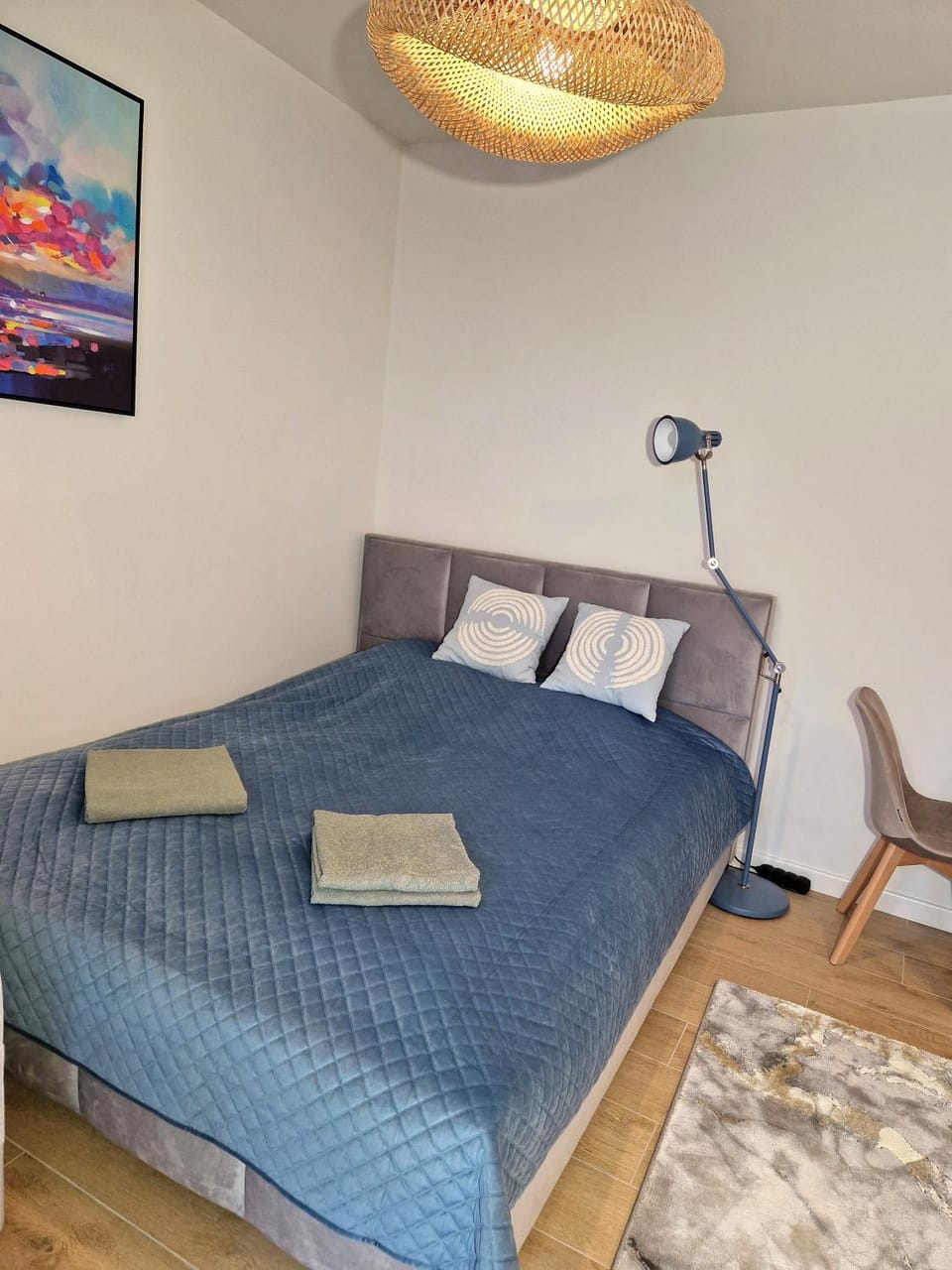 Photo of the whole room, Bedroom