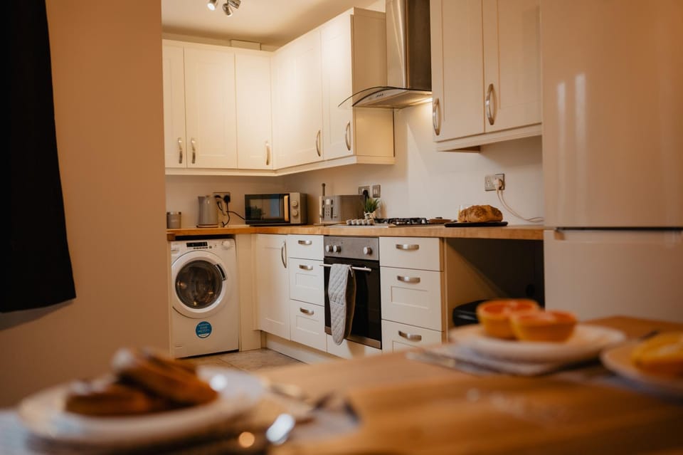 Coffee/tea facilities, Kitchen or kitchenette, Dining area, oven, stove, toaster, washing machine, dryer