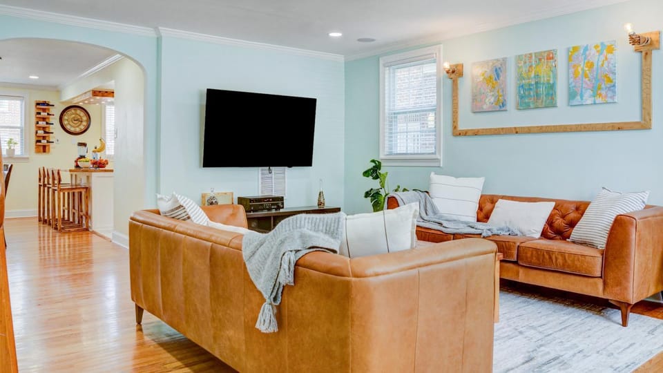 Communal lounge/ TV room, TV and multimedia, Living room, Seating area, Evening entertainment