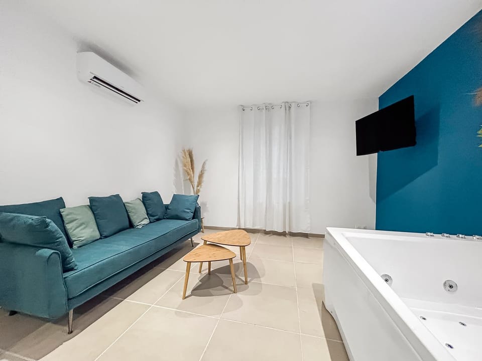 Communal lounge/ TV room, Hot Tub, TV and multimedia, Living room