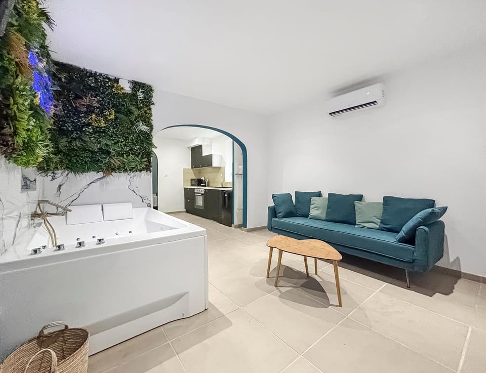 Hot Tub, Living room, Bath