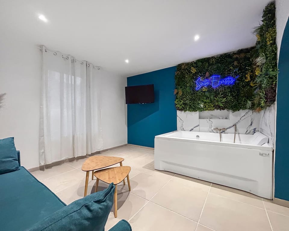 Hot Tub, TV and multimedia, Living room