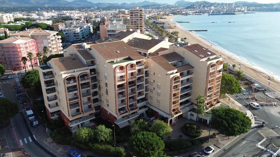 LE CAPITOLE Vue mer Studio cabine 27m2 2 adultes 2 enfants avec climatisation et garage Cabin in Fréjus