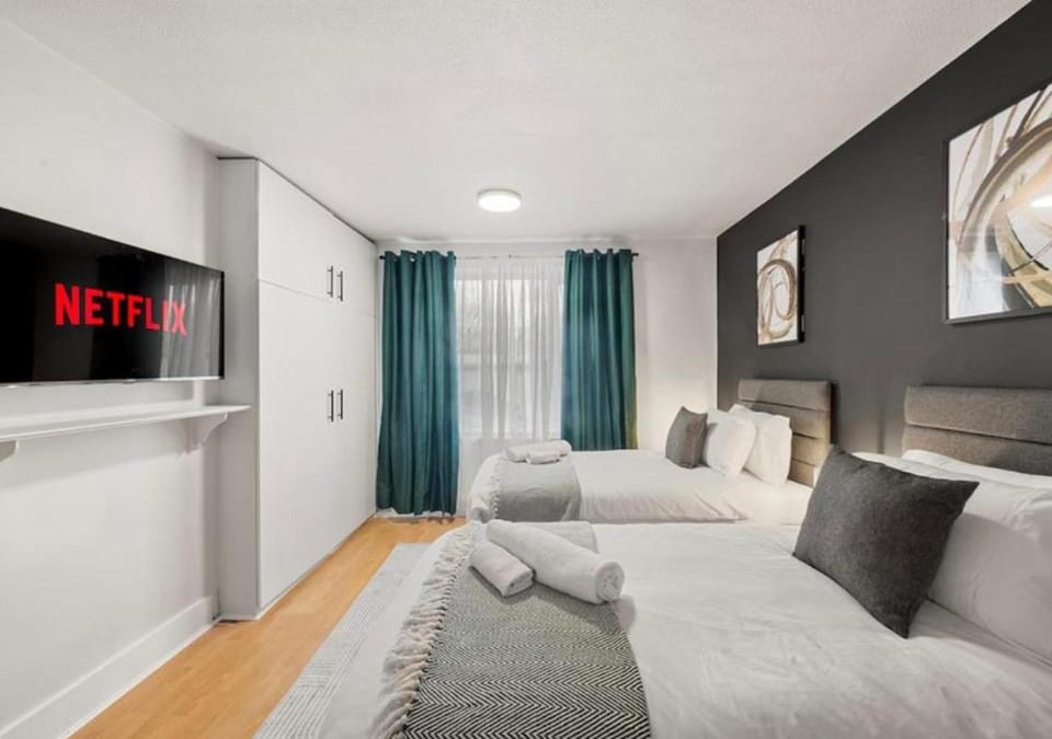 Bed, TV and multimedia, Photo of the whole room, Bedroom, towels