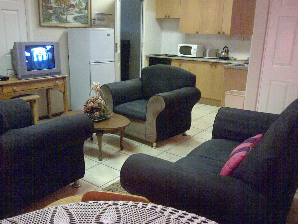 TV and multimedia, Coffee/tea facilities, Kitchen or kitchenette, Living room, Seating area