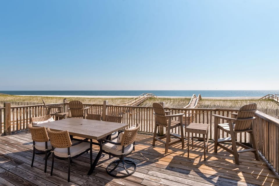 Patio, Day, Seating area, Dining area, Beach, Sea view