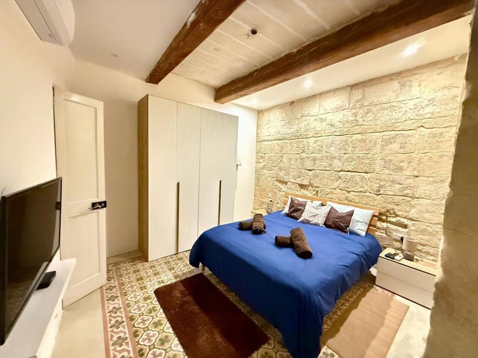 Bed, TV and multimedia, Bedroom