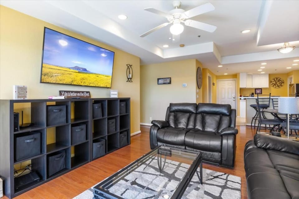 Newly Renovated- Lakefront - Pool - Boat Slip Apartment in Lake of the Ozarks