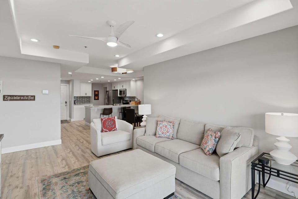 Newly Renovated- Lakefront - Pool - Elevator Apartment in Lake of the Ozarks