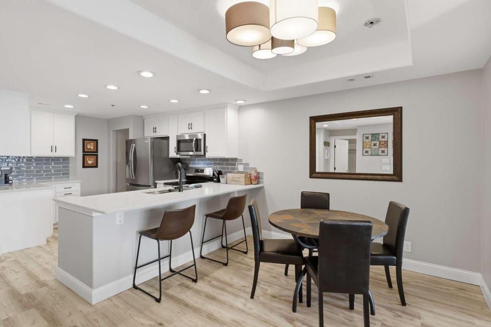Newly Renovated- Lakefront - Pool - Elevator Apartment in Lake of the Ozarks