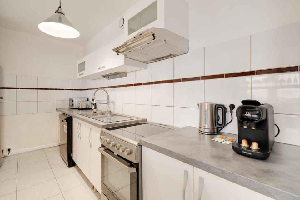 Coffee/tea facilities, Kitchen or kitchenette, dishwasher, stove, toaster