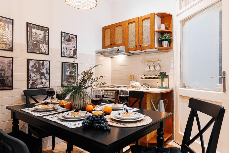 Coffee/tea facilities, Dining area, dishwasher, oven, stove, kitchen