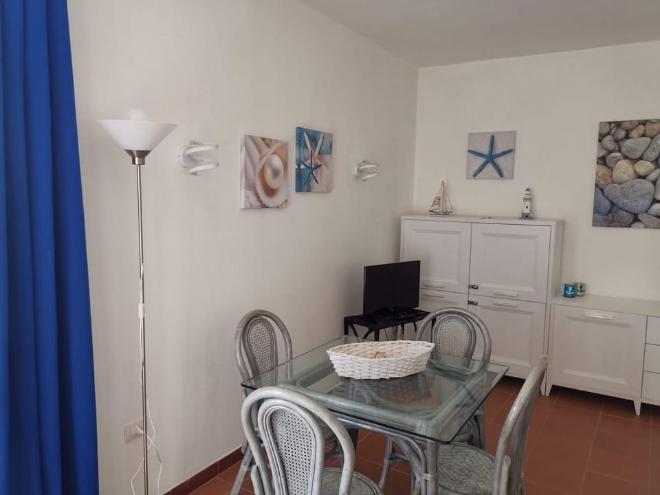 TV and multimedia, Seating area, Dining area