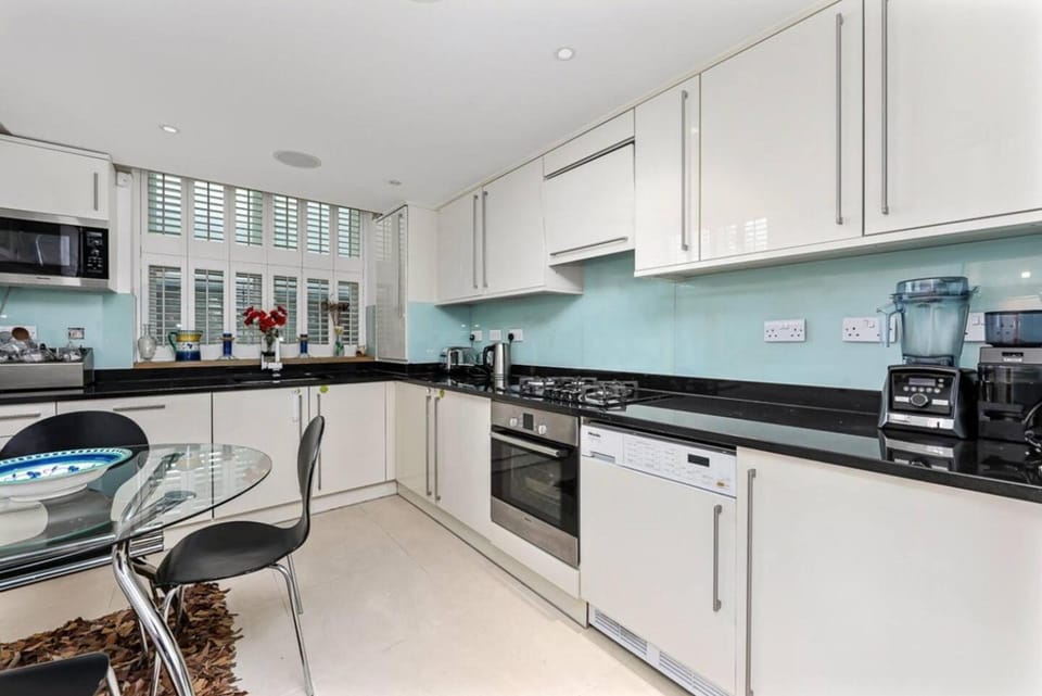 Central London Canal Villa and Garden WiFi Villa in City of Westminster